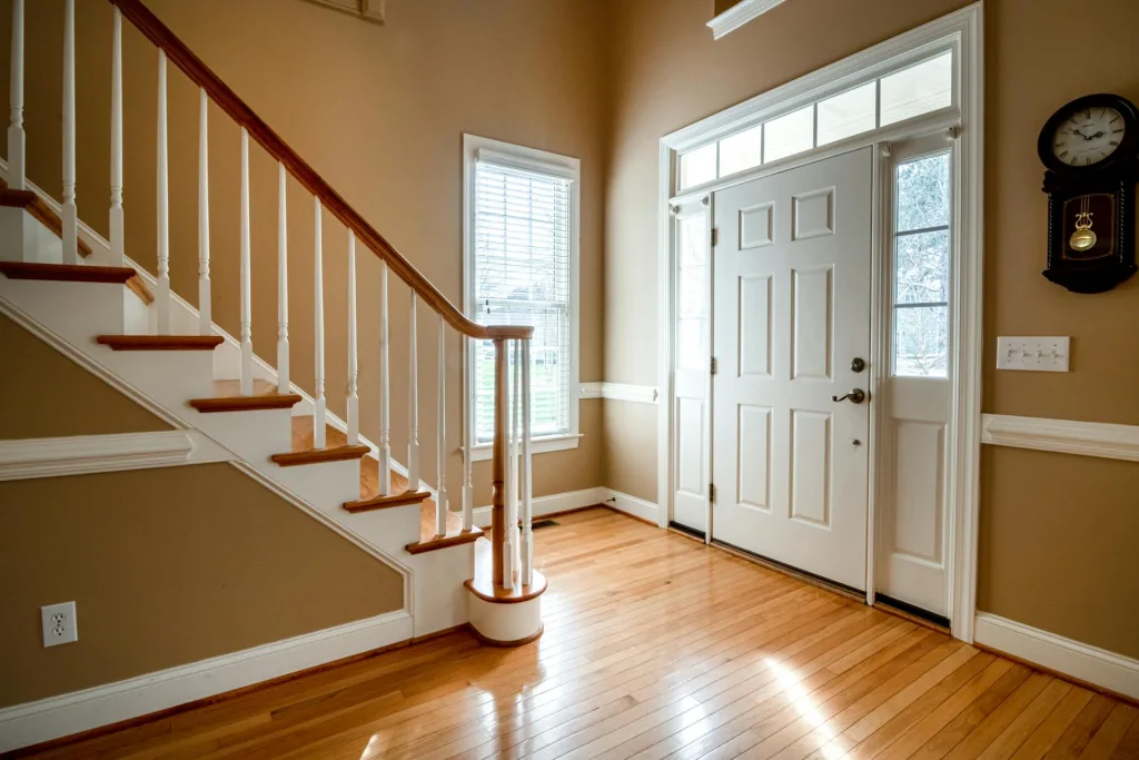 porte d'entrée d'une maison vue d'intérieur