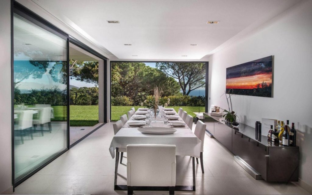 salle à manger moderne avec grandes ouvertures vitrées